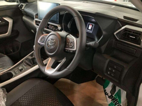 compact SUV with modern features aur fuel efficient hybrid engine