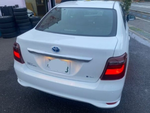 tylish hybrid sedan with modern design aur fuel efficient performance