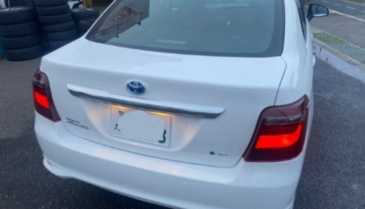 tylish hybrid sedan with modern design aur fuel efficient performance