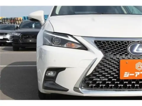 white color vehicle